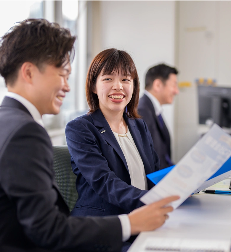 打ち合わせをする社員