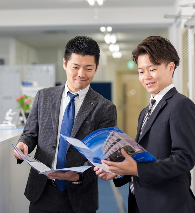 仕事について話す社員