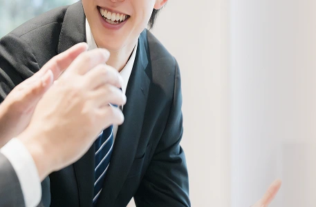資料を確認する社員