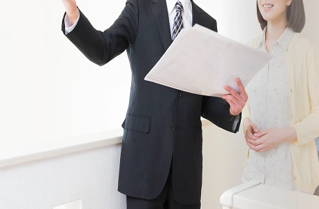 内見のご案内をする社員